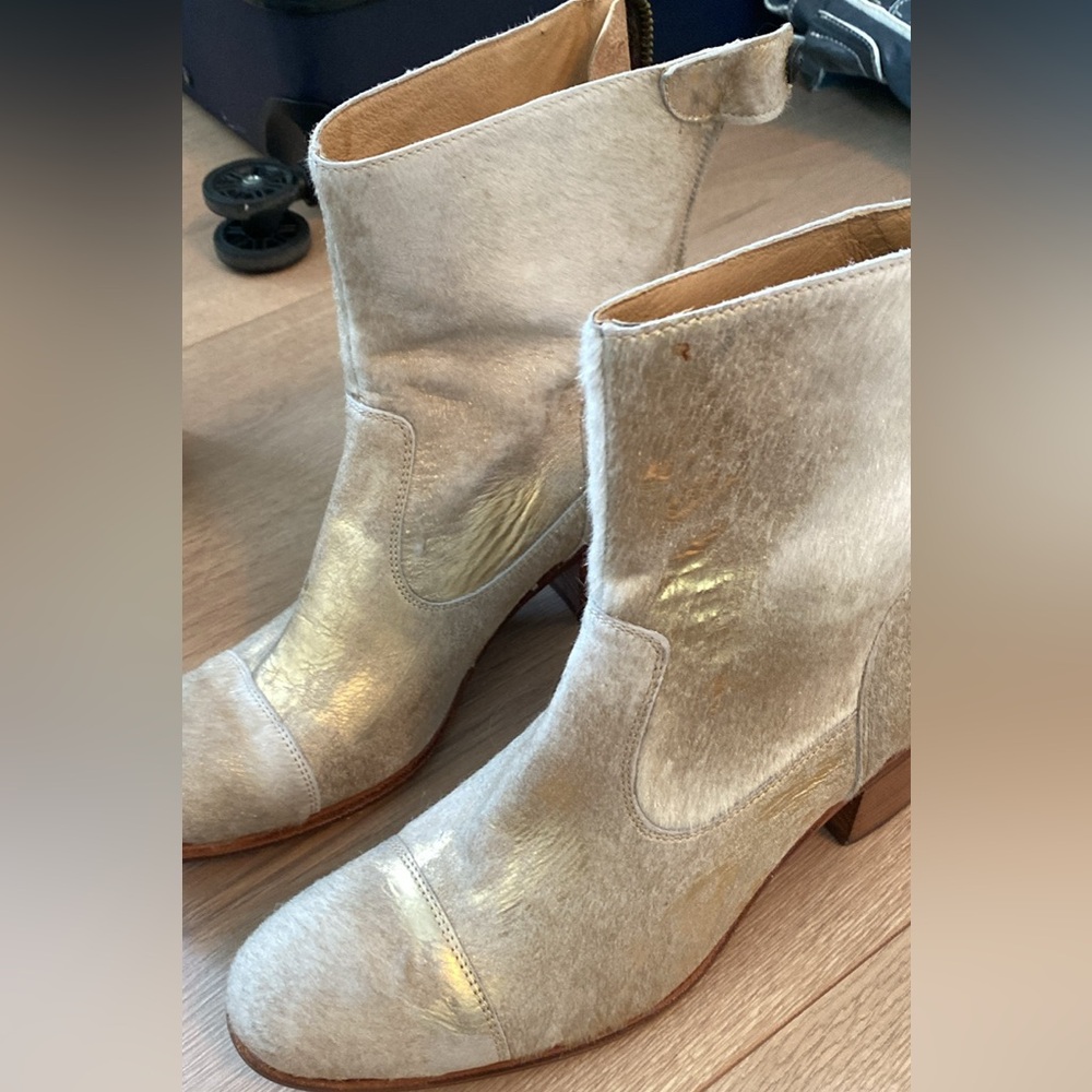 Frye white calf hair/leather metallic gold zip up round toe boots, size 9.5!